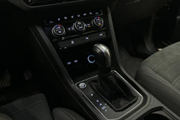 musta Volkswagen Touran 2021 kuva 31.