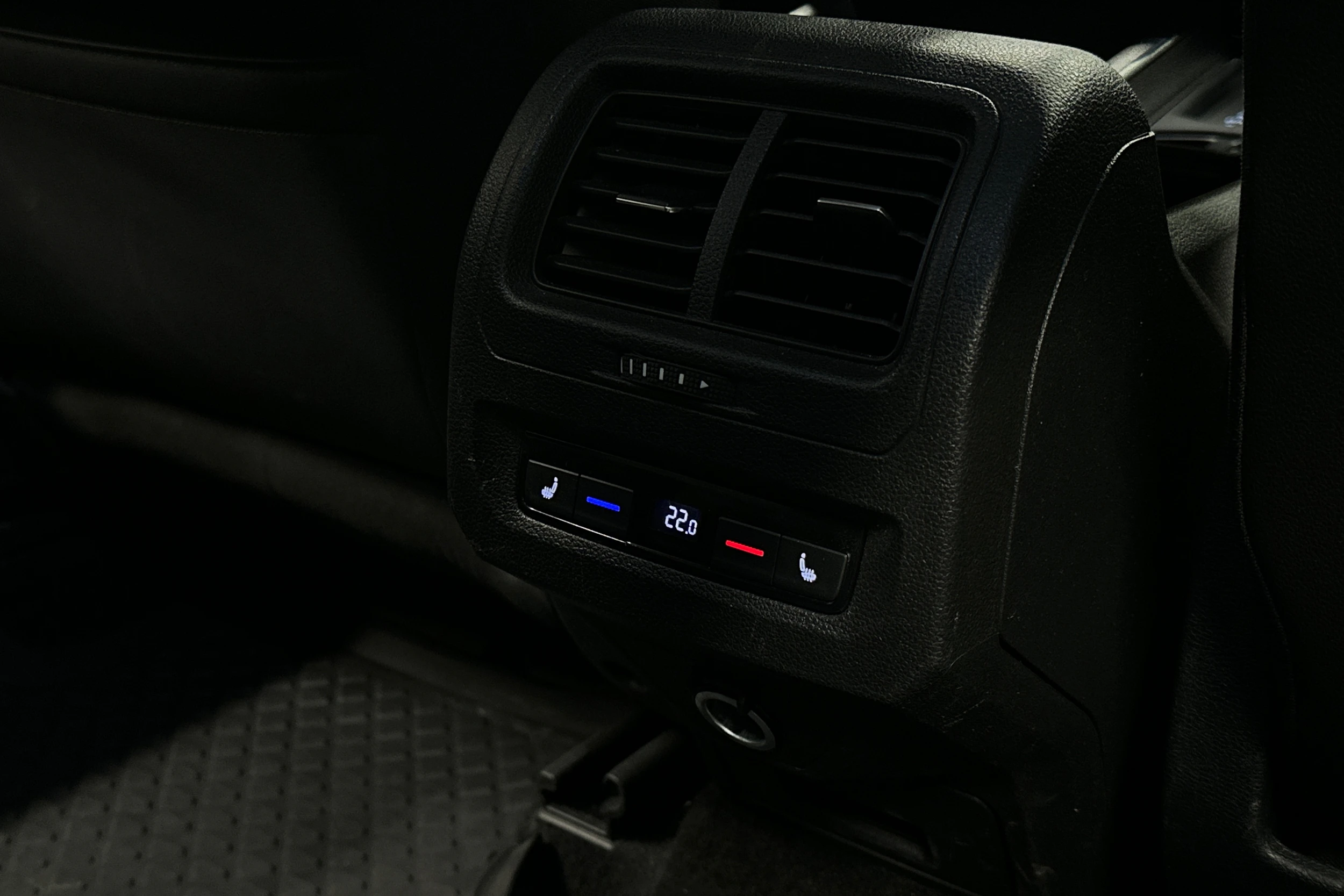 musta Volkswagen Touran 2021 kuva 32.