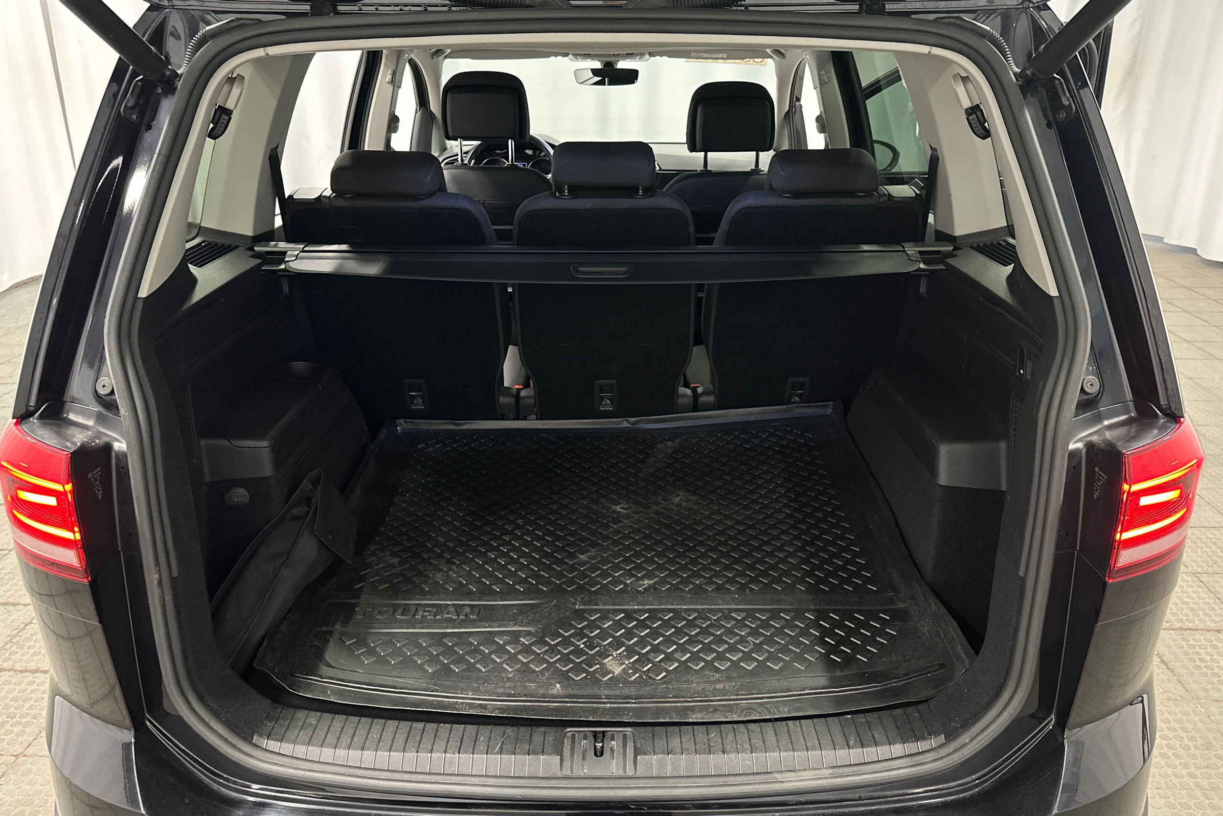 musta Volkswagen Touran 2021 kuva 33.