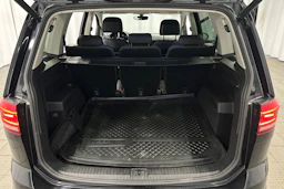 musta Volkswagen Touran 2021 kuva 33.