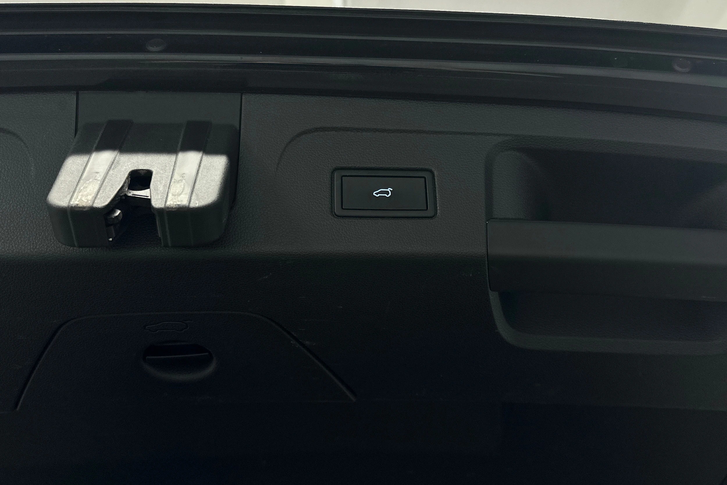 musta Volkswagen Touran 2021 kuva 34.