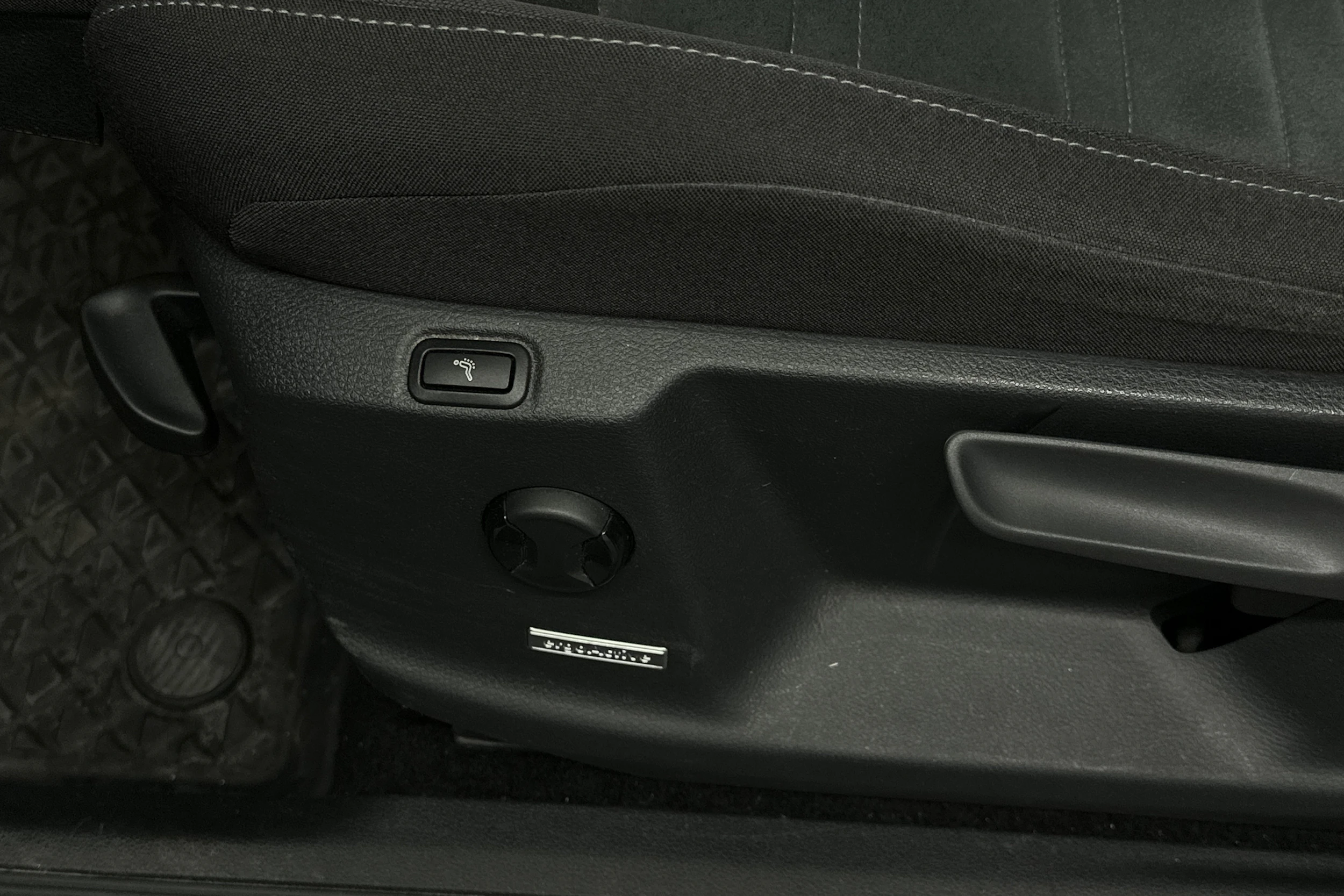 musta Volkswagen Touran 2021 kuva 36.