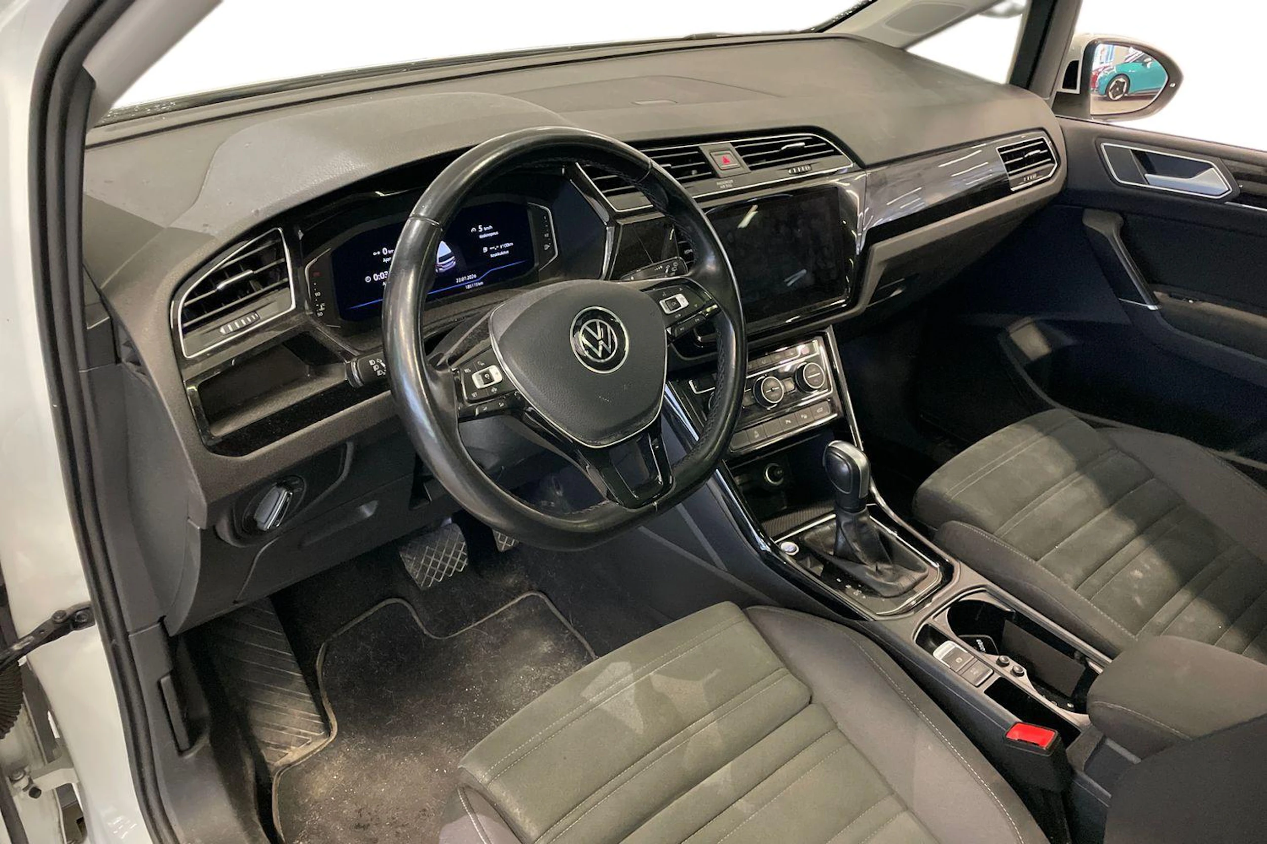 Valkoinen Volkswagen TOURAN 2021 kuva 3.