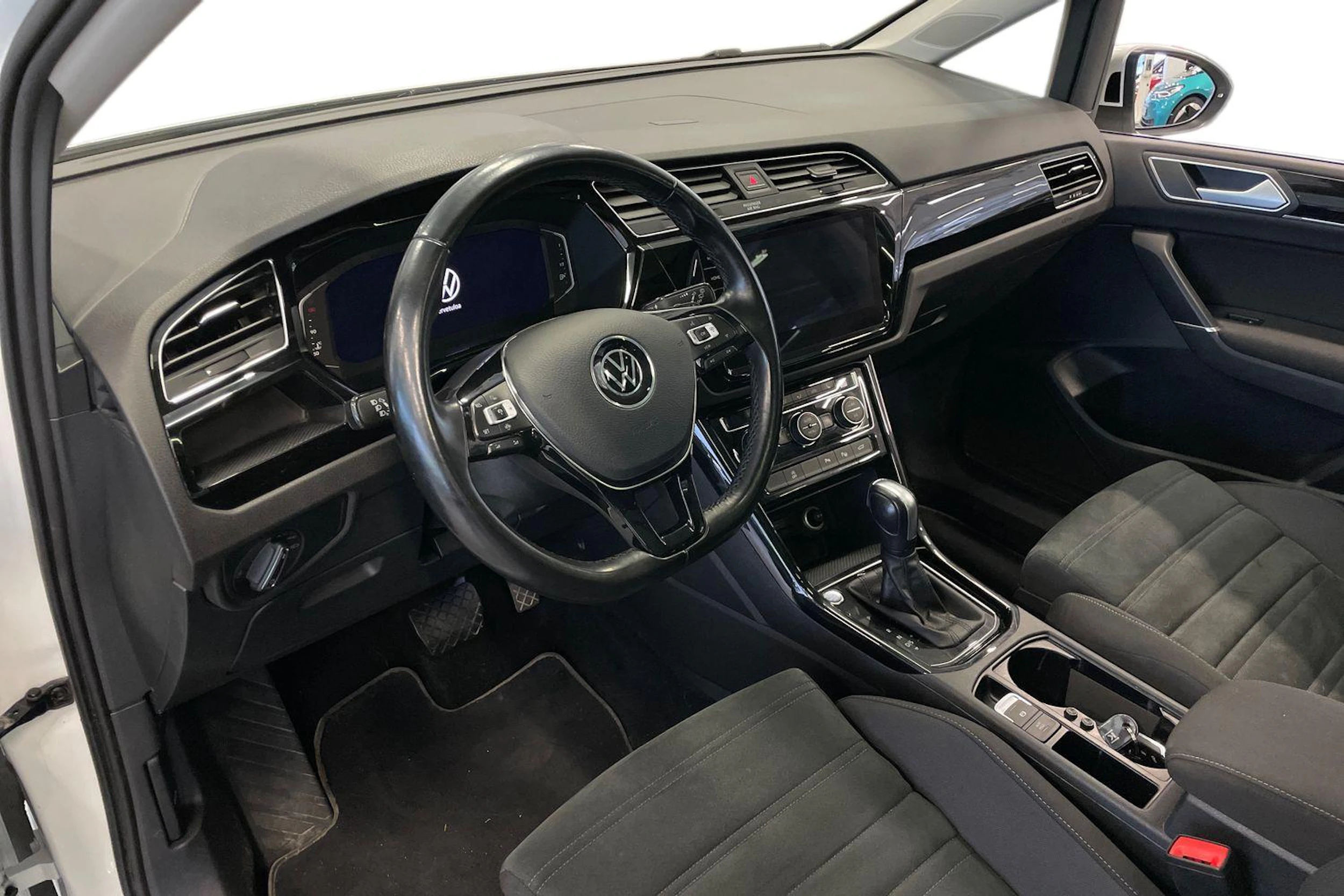Valkoinen Volkswagen TOURAN 2021 kuva 6.