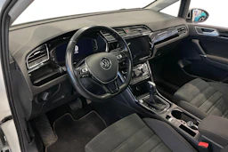 Valkoinen Volkswagen TOURAN 2021 kuva 6.