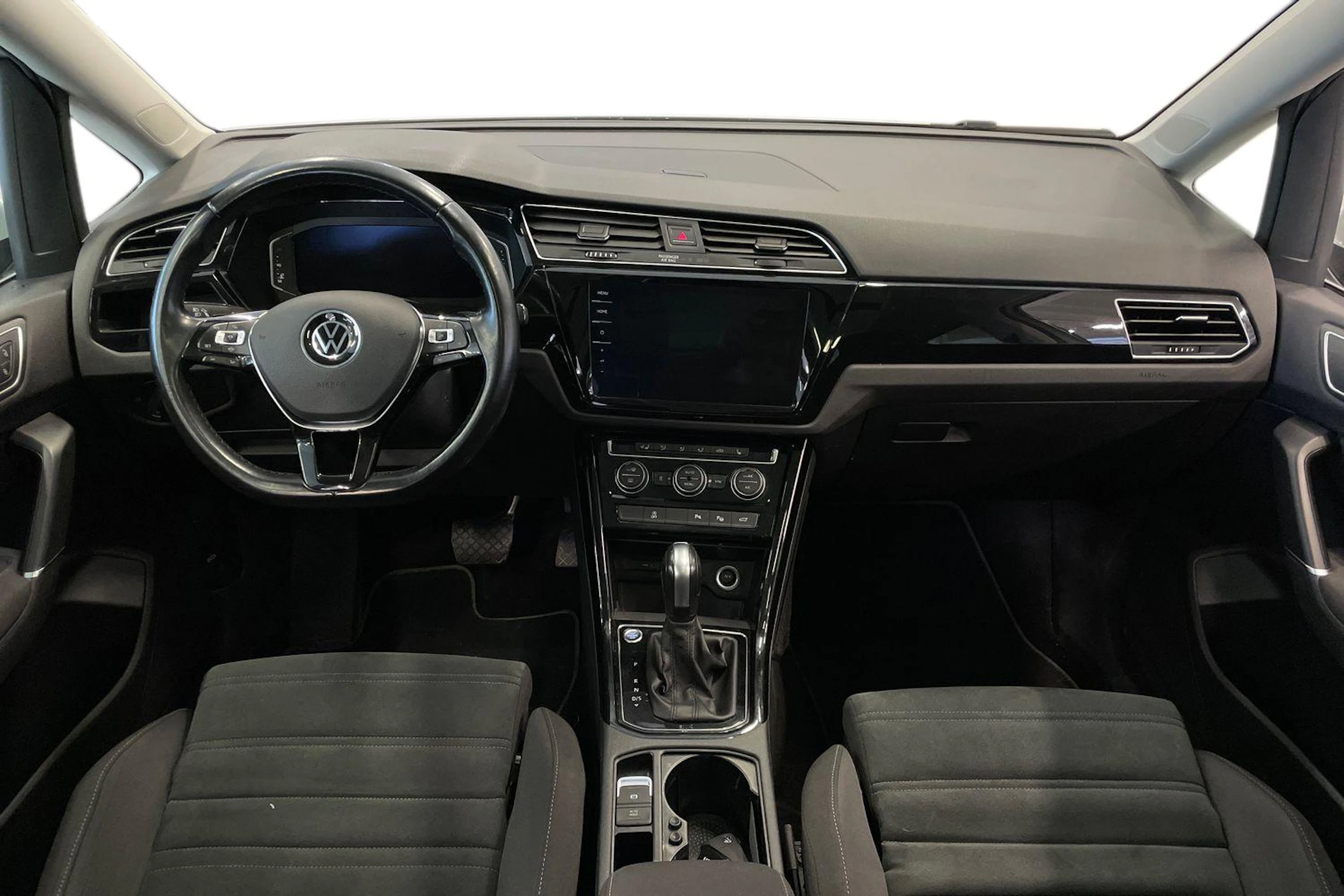 Valkoinen Volkswagen TOURAN 2021 kuva 7.