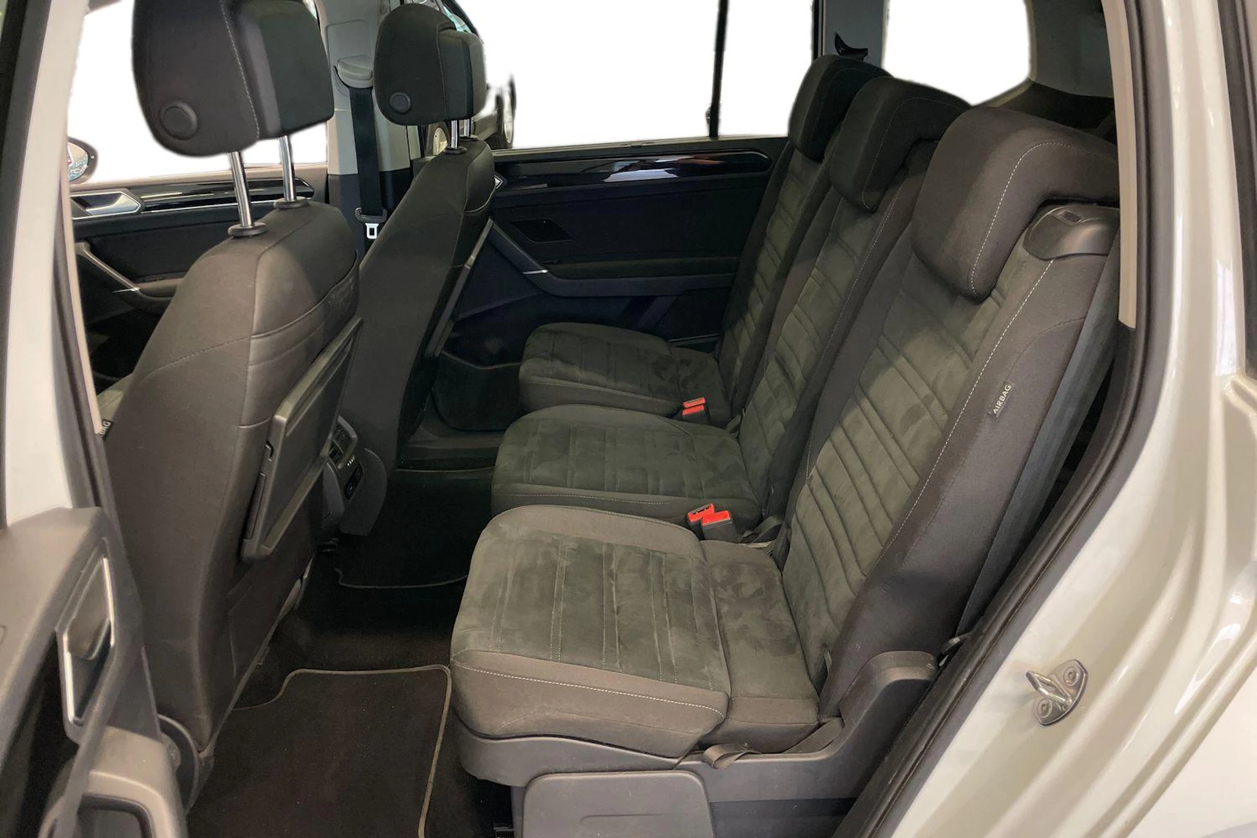 Valkoinen Volkswagen TOURAN 2021 kuva 8.