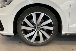 Valkoinen Volkswagen TOURAN 2021 kuva 10.