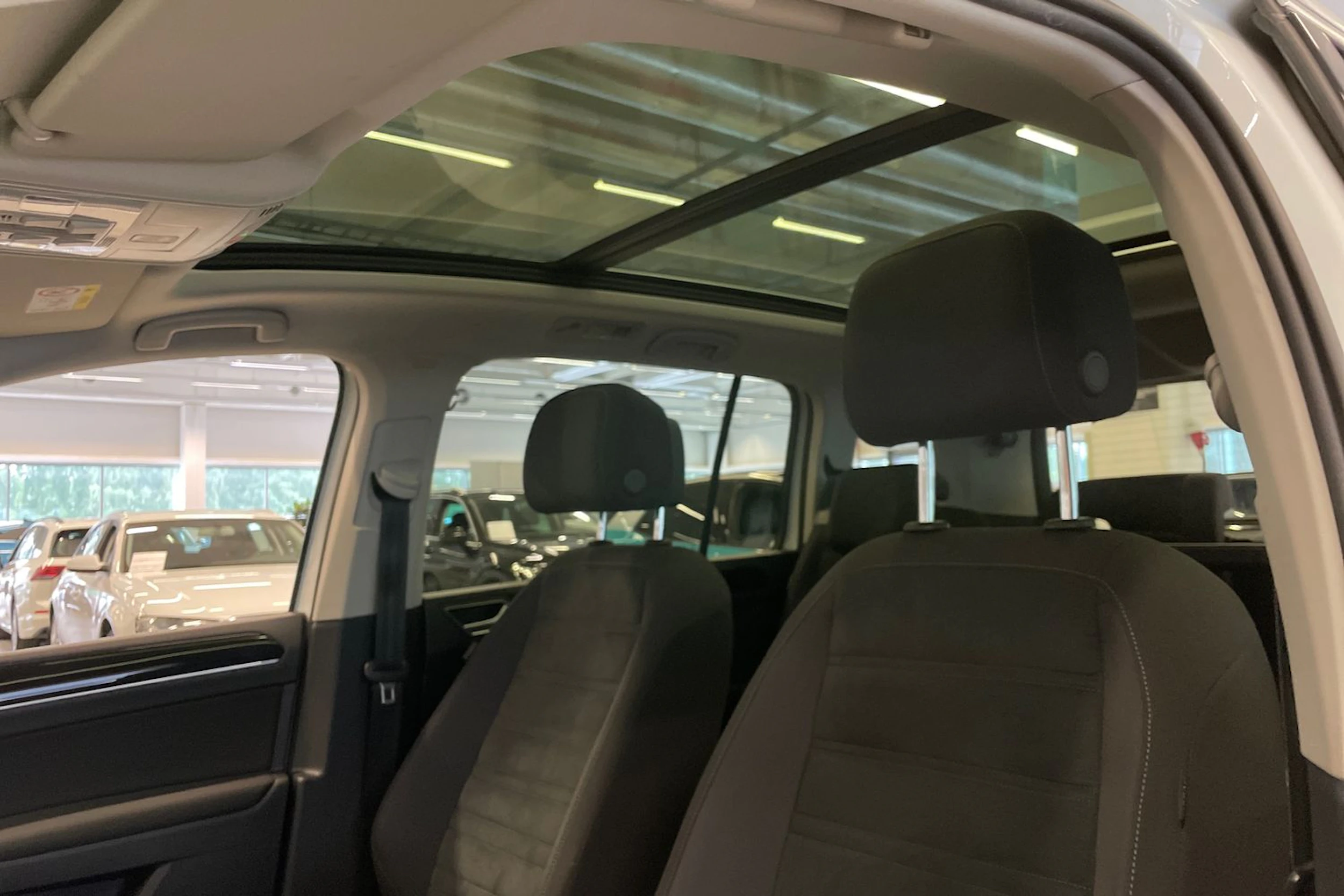 Valkoinen Volkswagen TOURAN 2021 kuva 22.