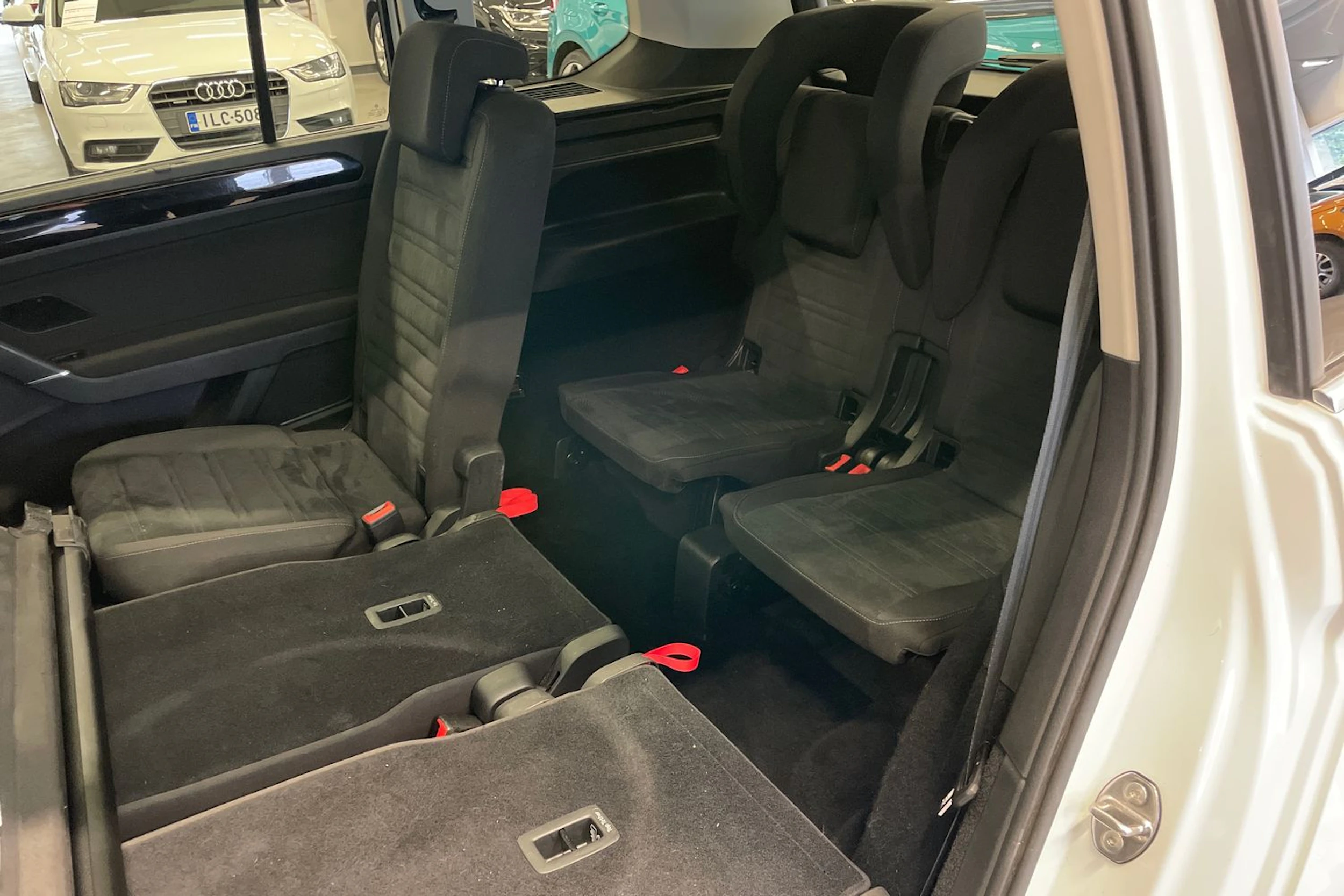 Valkoinen Volkswagen TOURAN 2021 kuva 23.