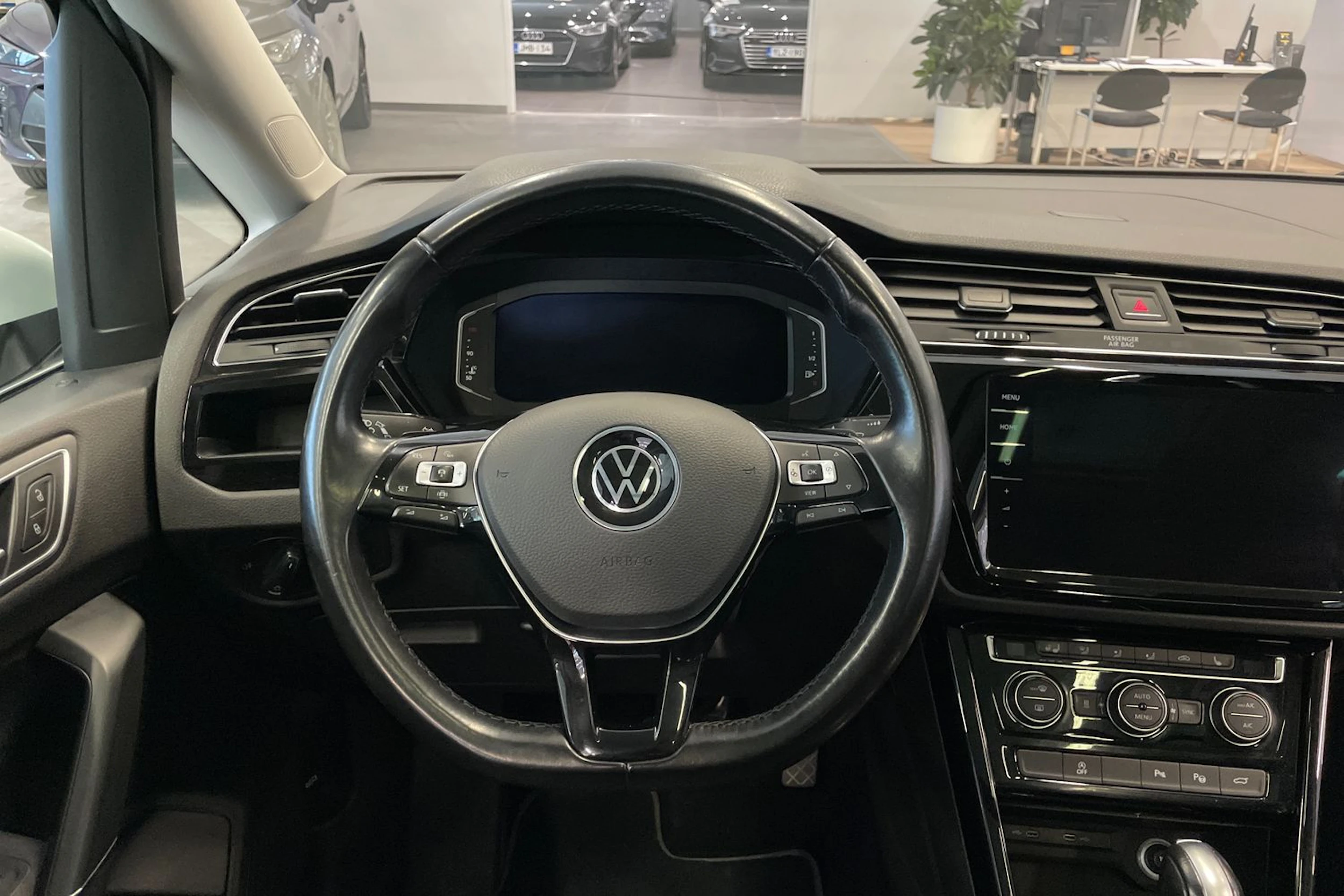 Valkoinen Volkswagen TOURAN 2021 kuva 24.