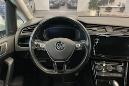 Valkoinen Volkswagen TOURAN 2021 kuva 24.