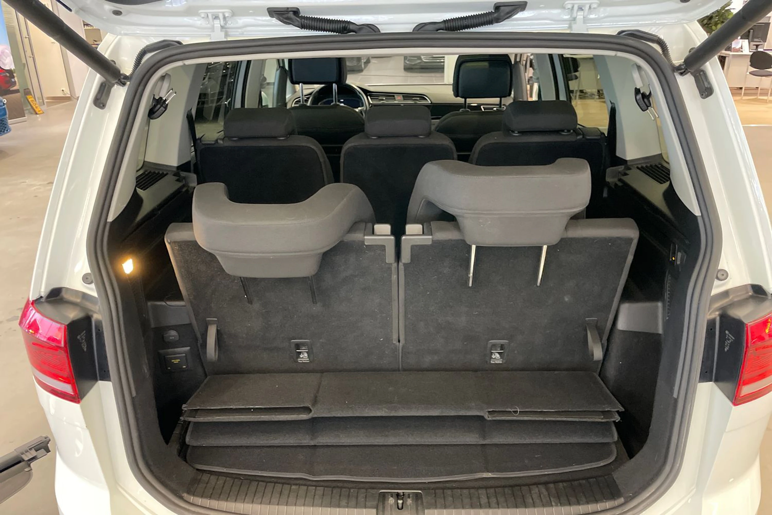 Valkoinen Volkswagen TOURAN 2021 kuva 26.