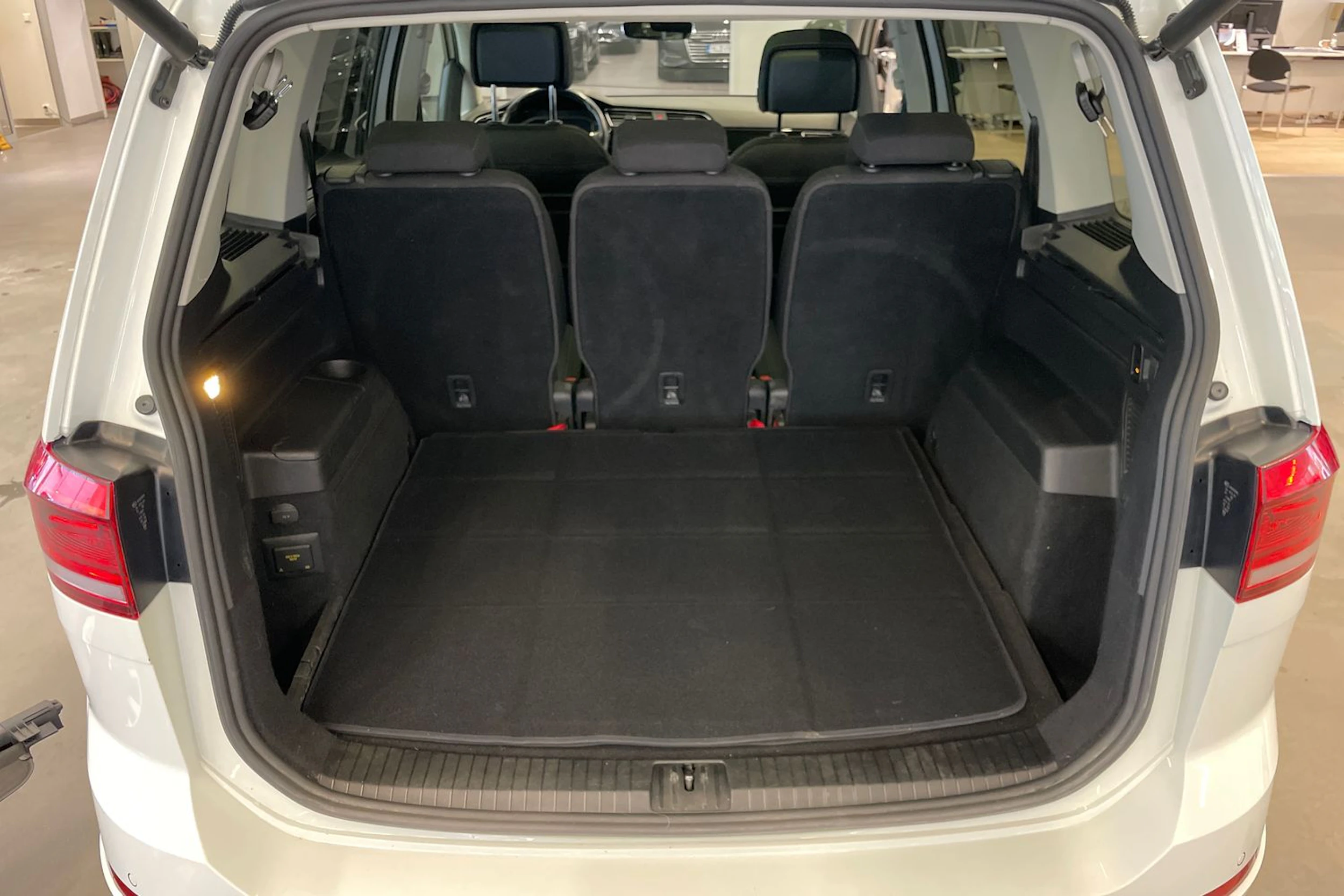 Valkoinen Volkswagen TOURAN 2021 kuva 27.