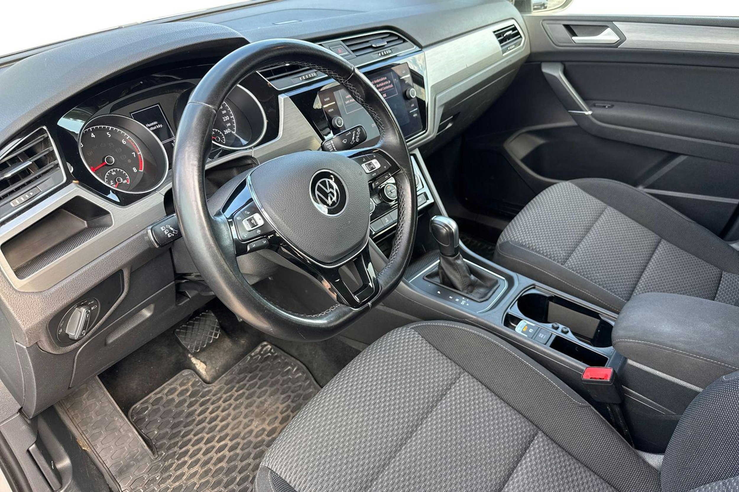hopea Volkswagen Touran 2021 kuva 3.