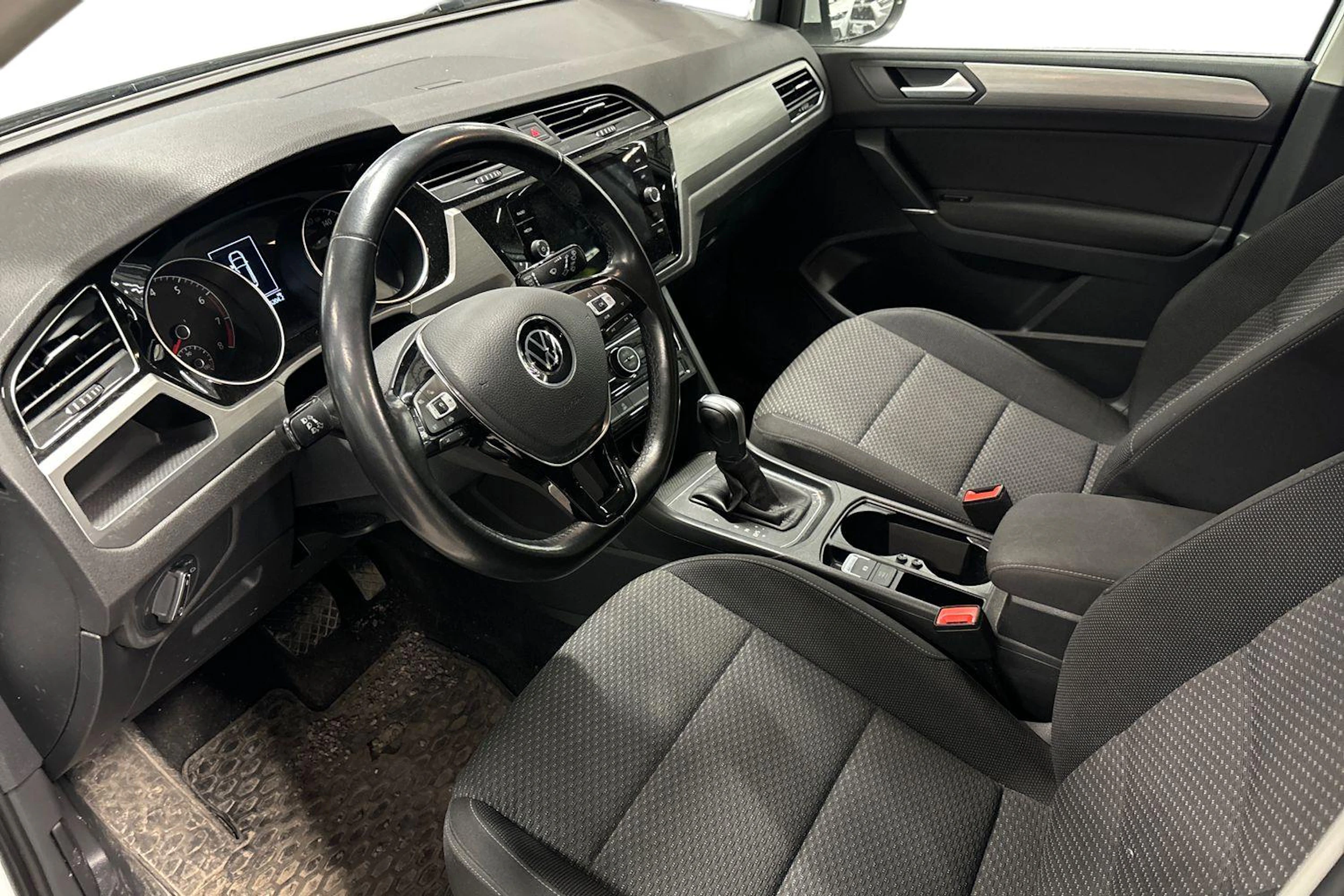valkoinen Volkswagen Touran 2021 kuva 3.