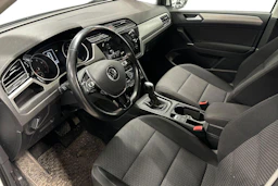 valkoinen Volkswagen Touran 2021 kuva 3.