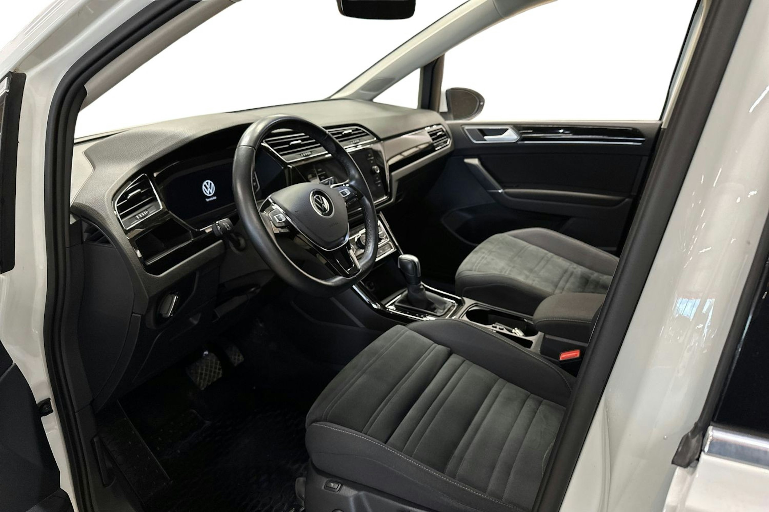 valkoinen Volkswagen Touran 2022 kuva 3.