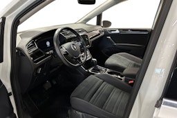 valkoinen Volkswagen Touran 2022 kuva 3.