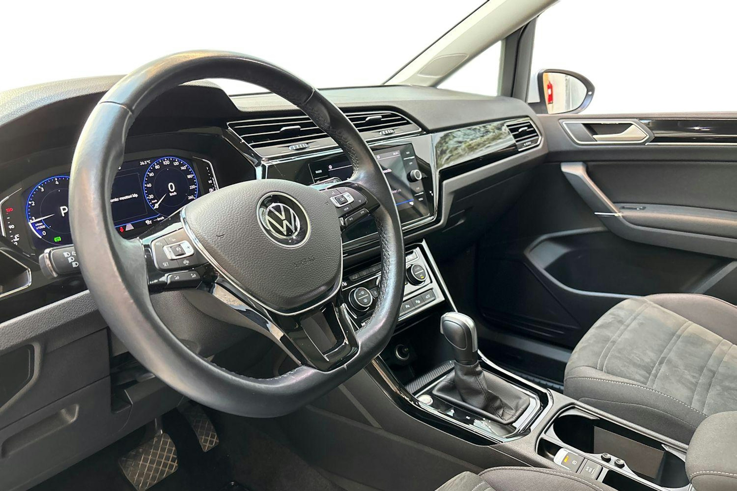 valkoinen Volkswagen Touran 2022 kuva 6.