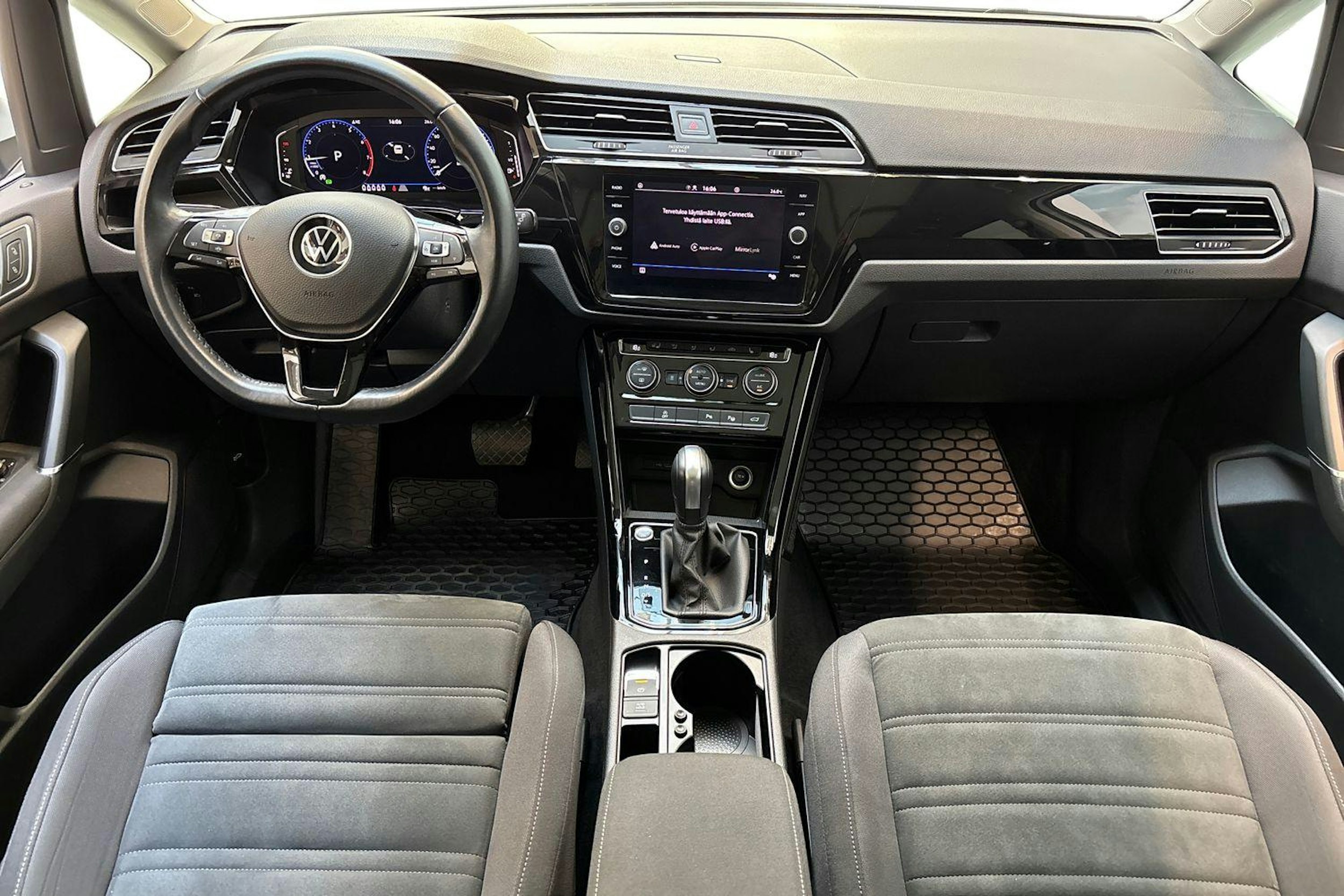 valkoinen Volkswagen Touran 2022 kuva 7.