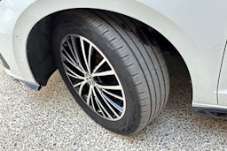 valkoinen Volkswagen Touran 2022 kuva 10.