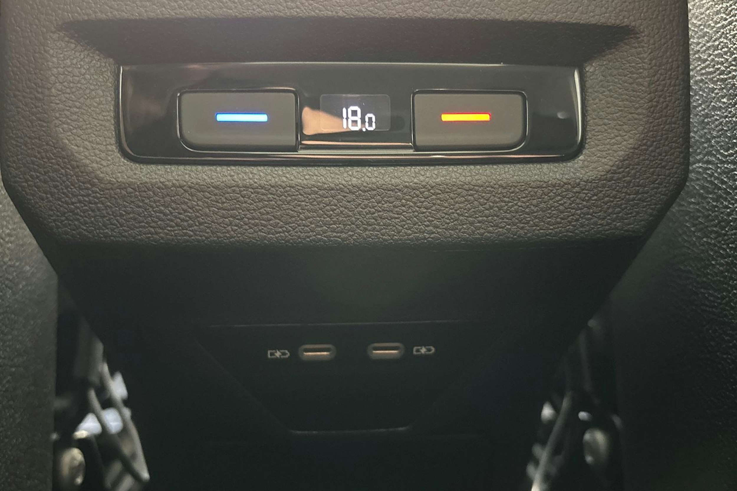 valkoinen Volkswagen Touran 2022 kuva 11.