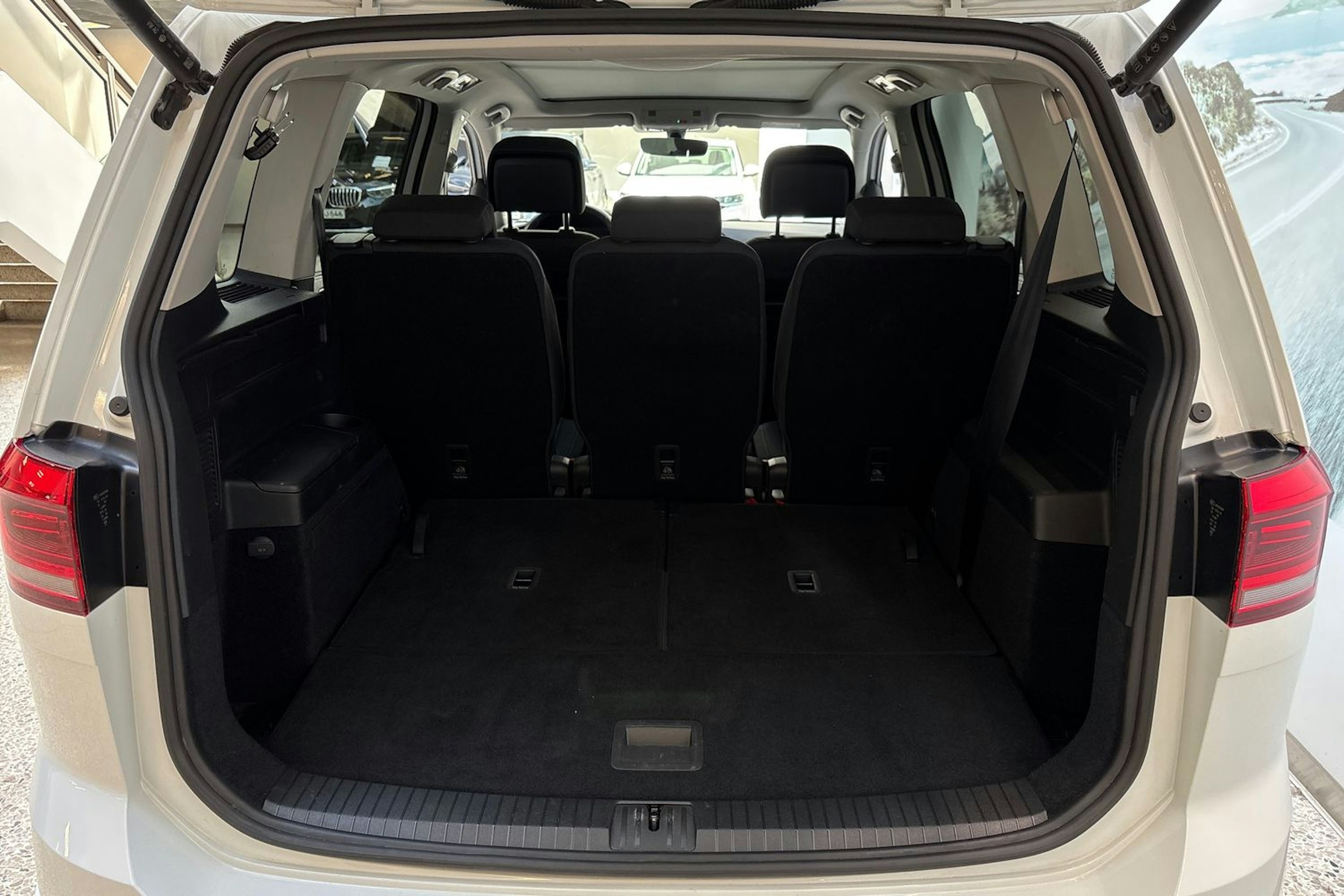valkoinen Volkswagen Touran 2022 kuva 13.