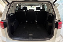 valkoinen Volkswagen Touran 2022 kuva 13.