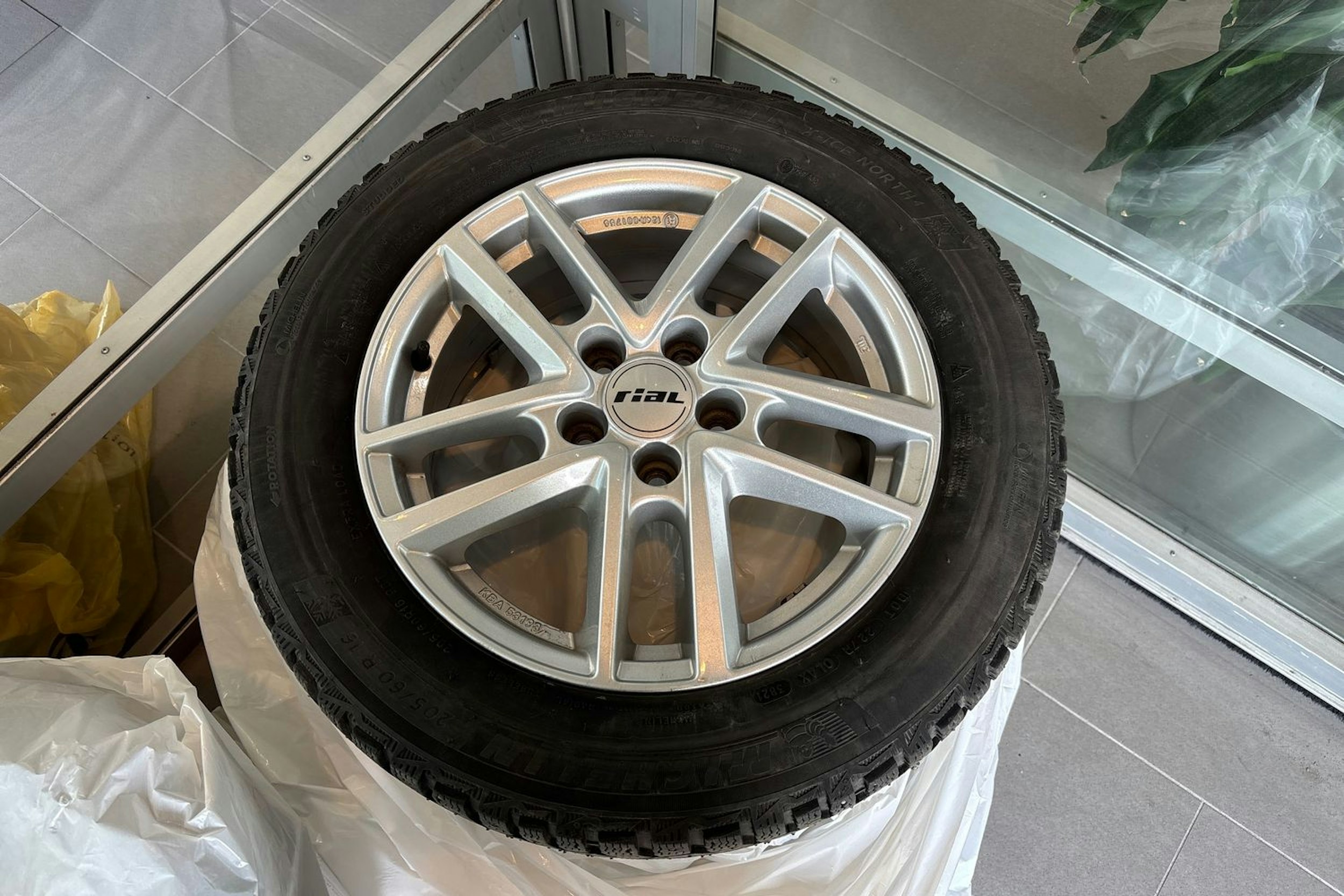 valkoinen Volkswagen Touran 2022 kuva 15.