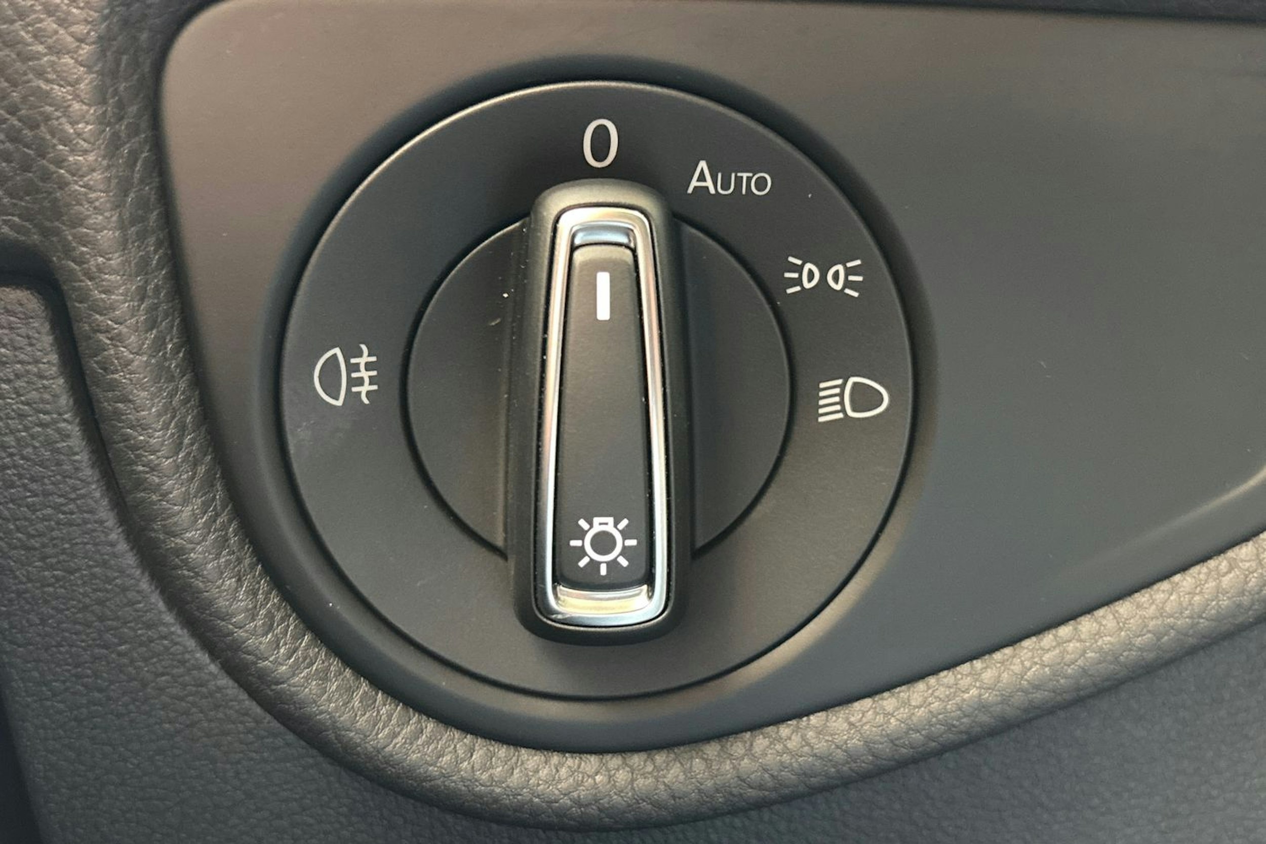 valkoinen Volkswagen Touran 2022 kuva 18.