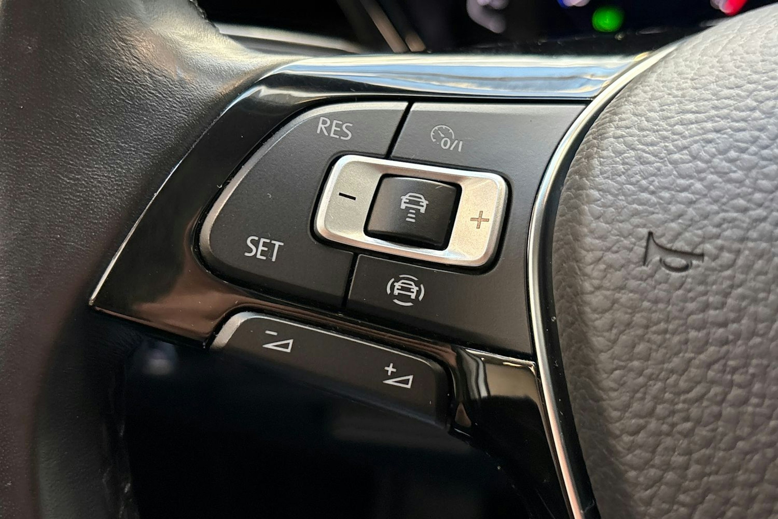 valkoinen Volkswagen Touran 2022 kuva 19.