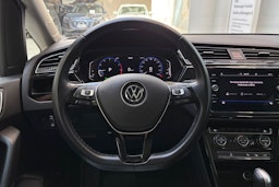 valkoinen Volkswagen Touran 2022 kuva 21.