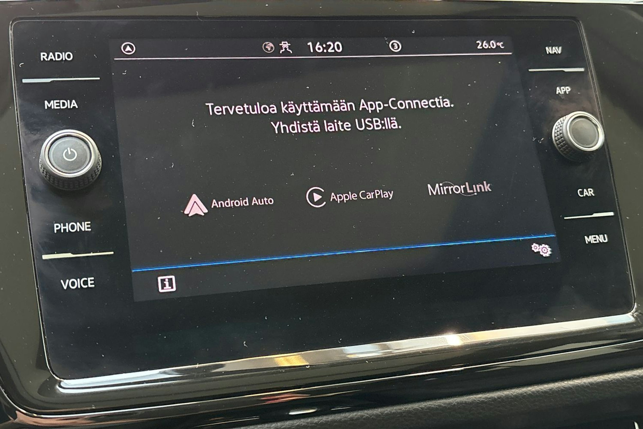 valkoinen Volkswagen Touran 2022 kuva 24.