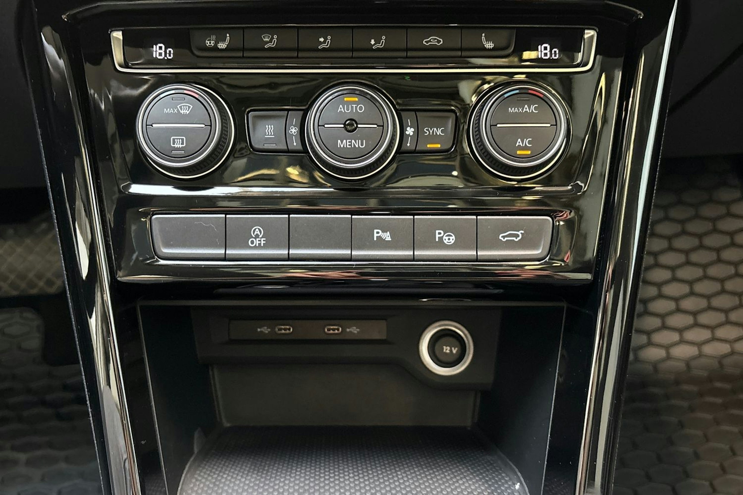 valkoinen Volkswagen Touran 2022 kuva 27.
