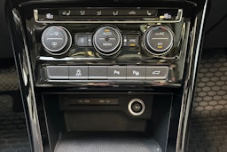 valkoinen Volkswagen Touran 2022 kuva 27.