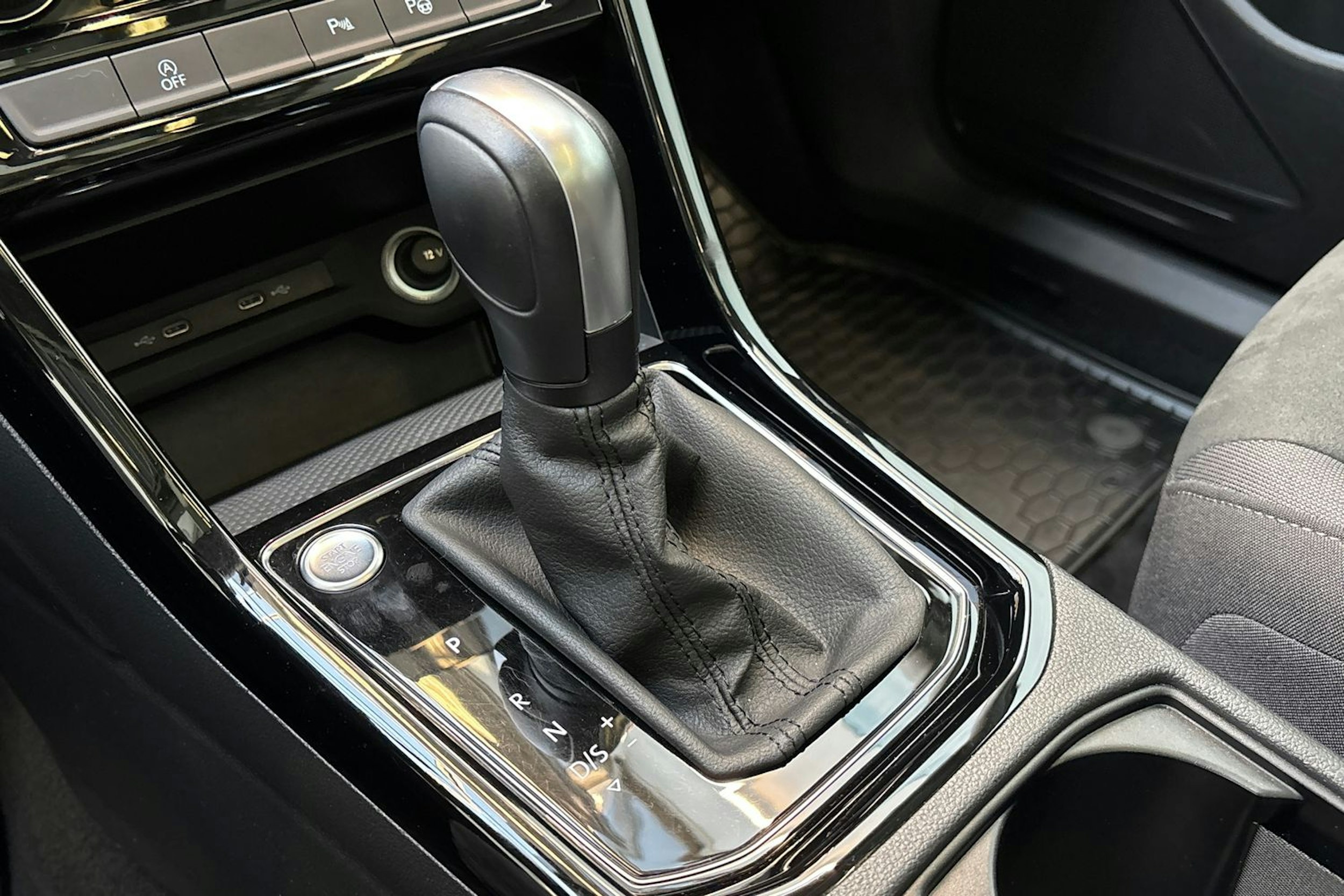 valkoinen Volkswagen Touran 2022 kuva 28.