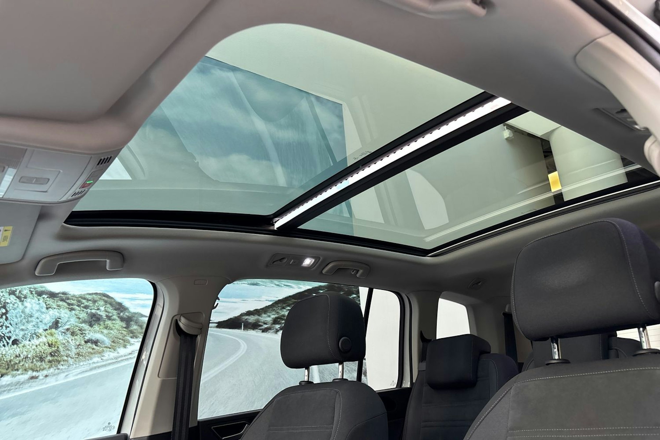 valkoinen Volkswagen Touran 2022 kuva 30.