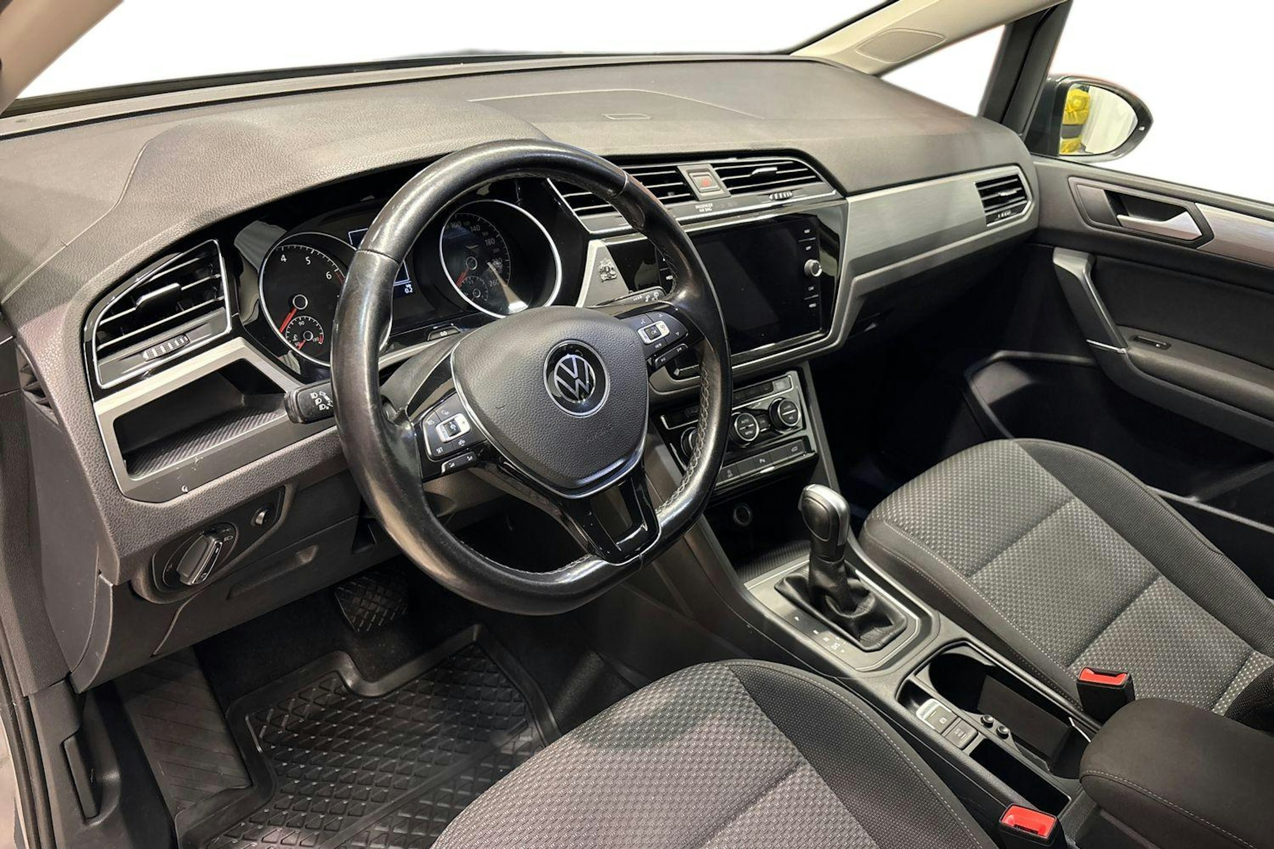 harmaa Volkswagen Touran 2022 kuva 7.