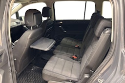 harmaa Volkswagen Touran 2022 kuva 10.