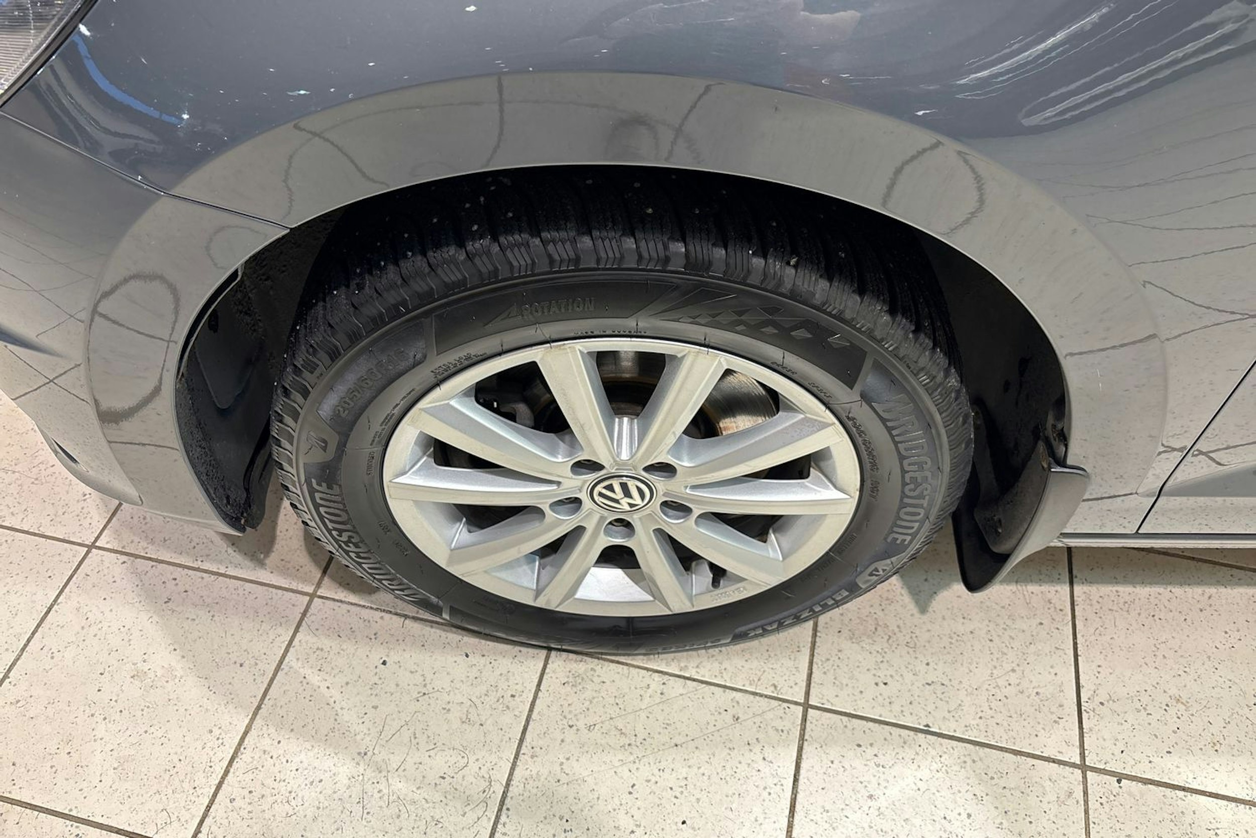 harmaa Volkswagen Touran 2022 kuva 13.