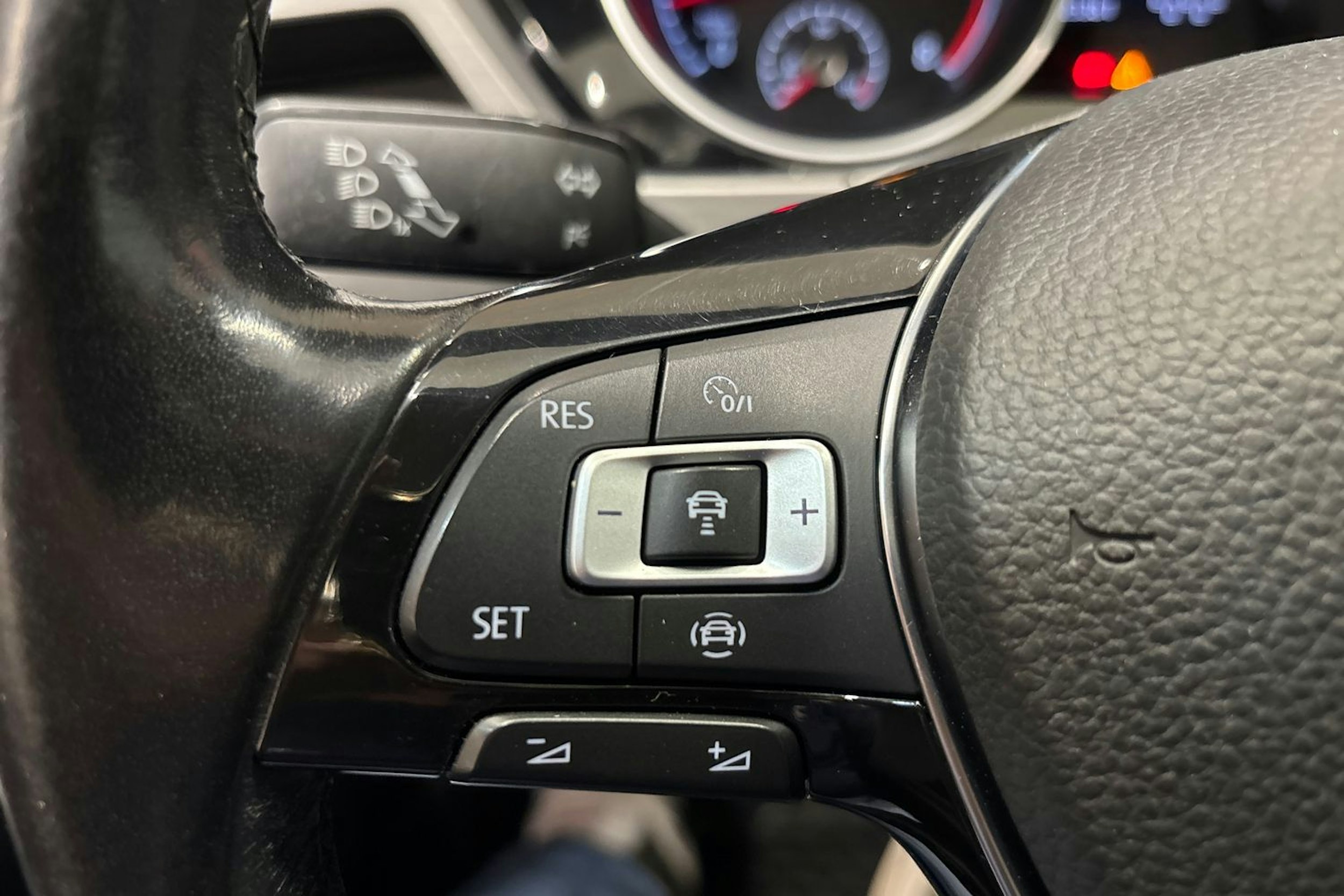 harmaa Volkswagen Touran 2022 kuva 14.