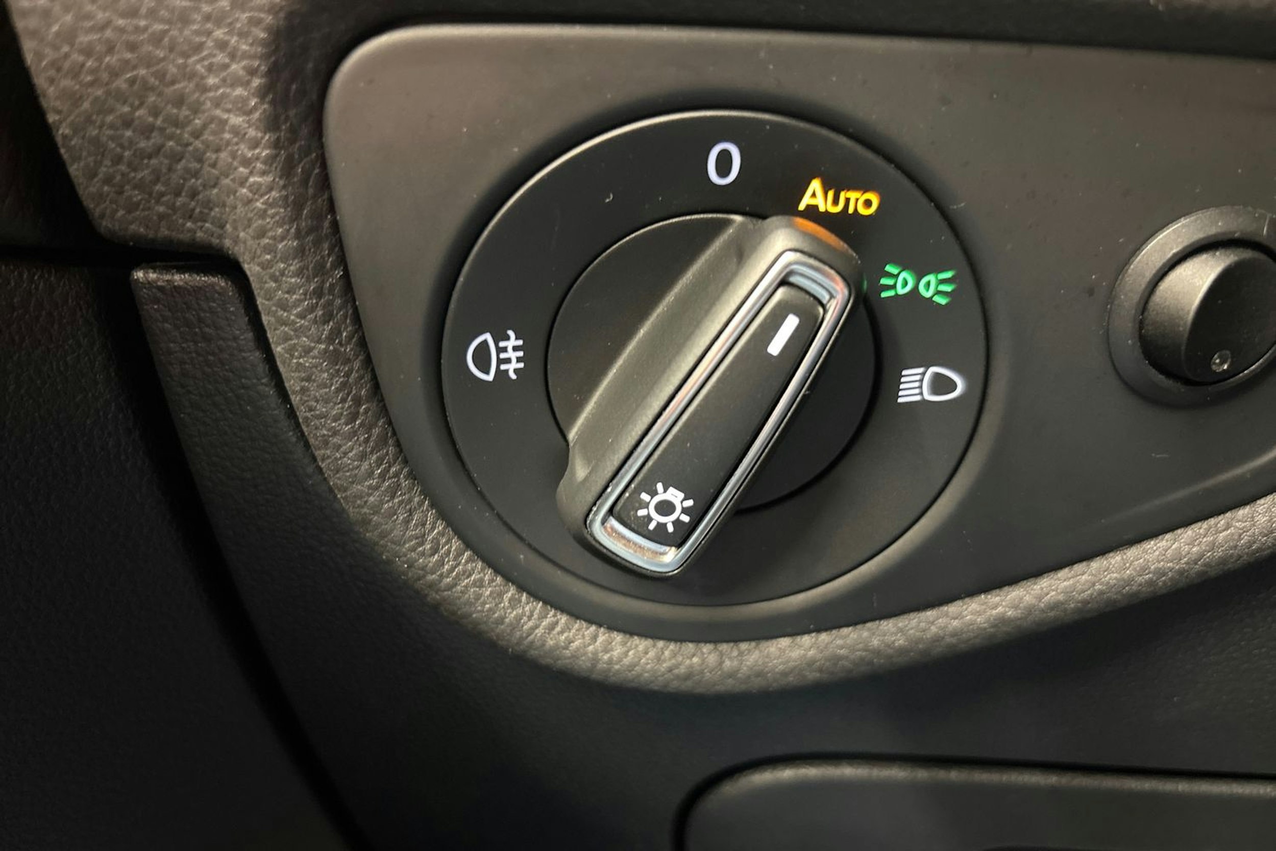 harmaa Volkswagen Touran 2022 kuva 16.