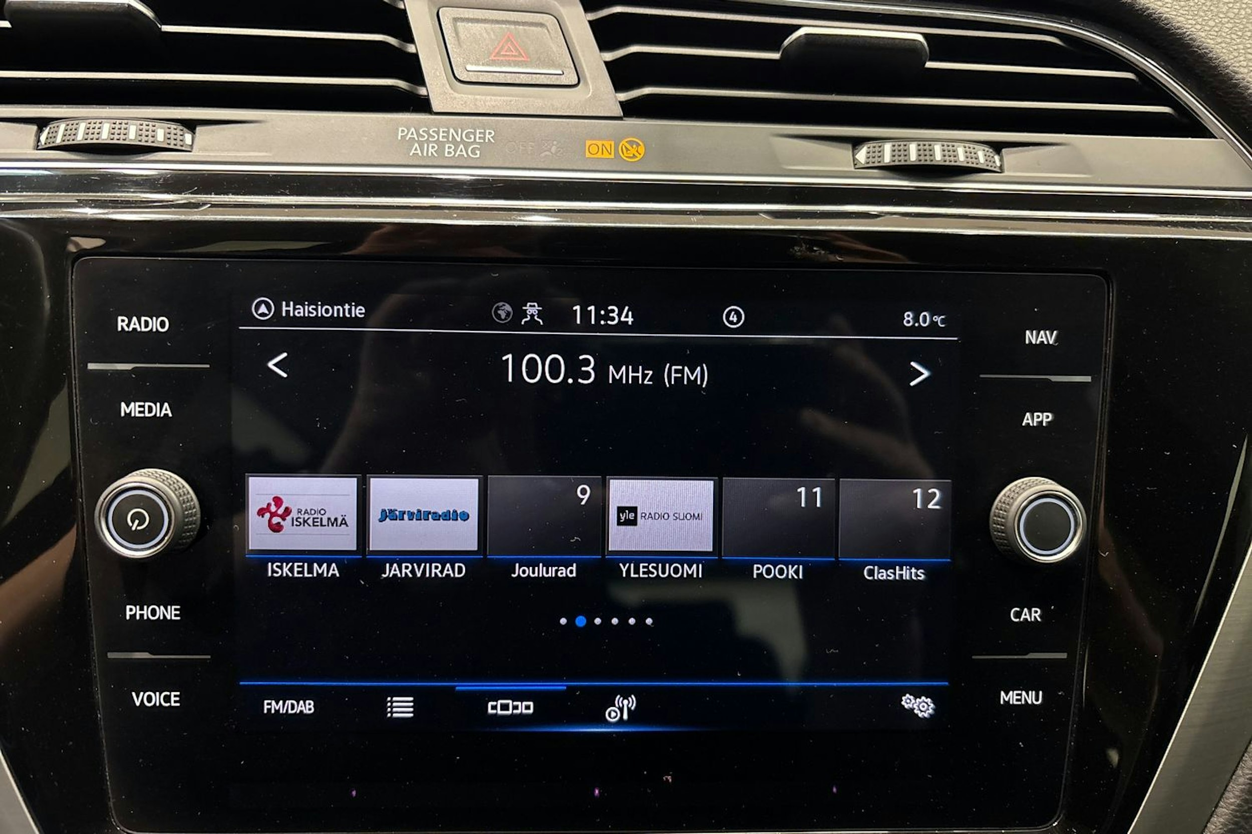 harmaa Volkswagen Touran 2022 kuva 17.