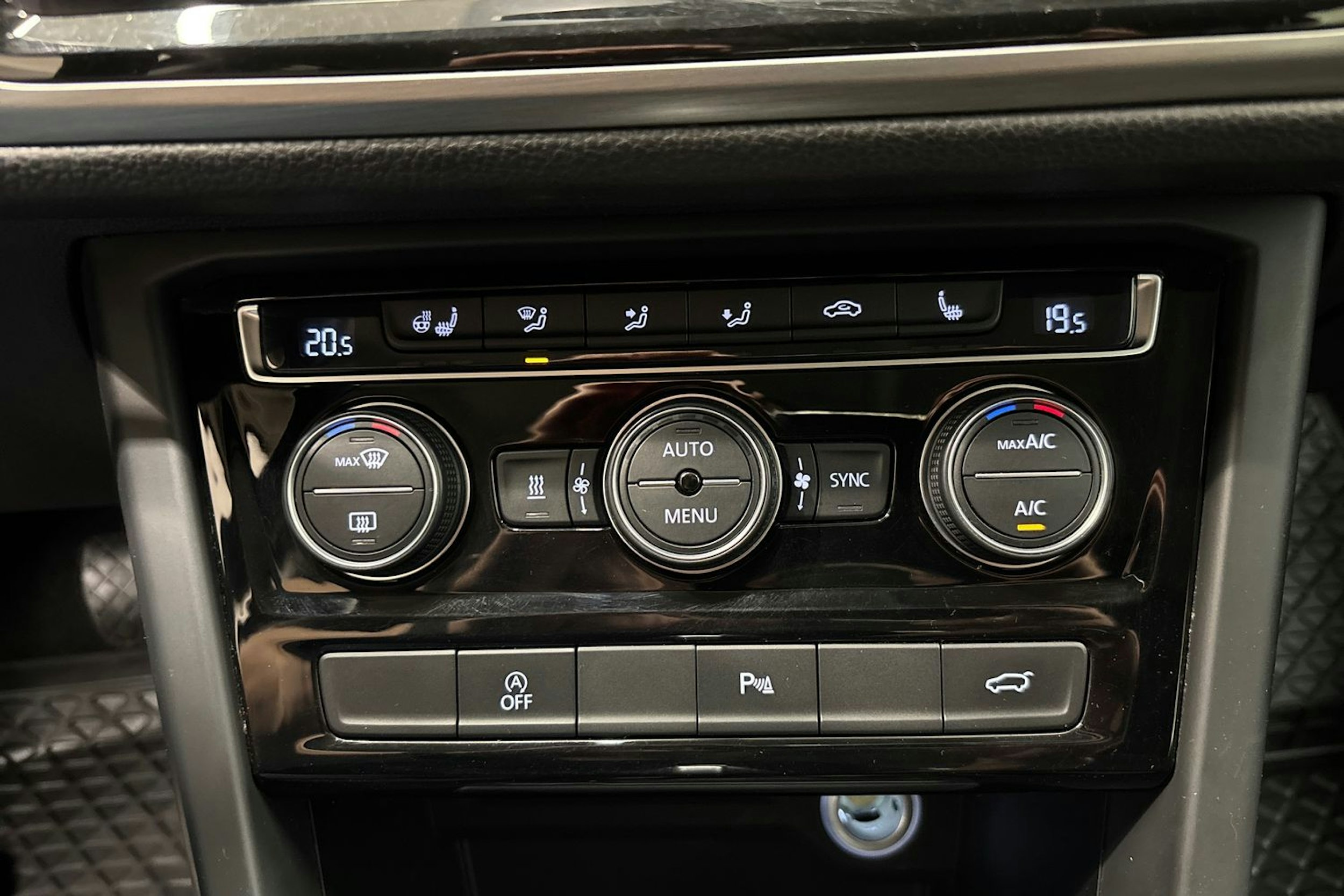 harmaa Volkswagen Touran 2022 kuva 20.