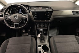 harmaa Volkswagen Touran 2022 kuva 9.