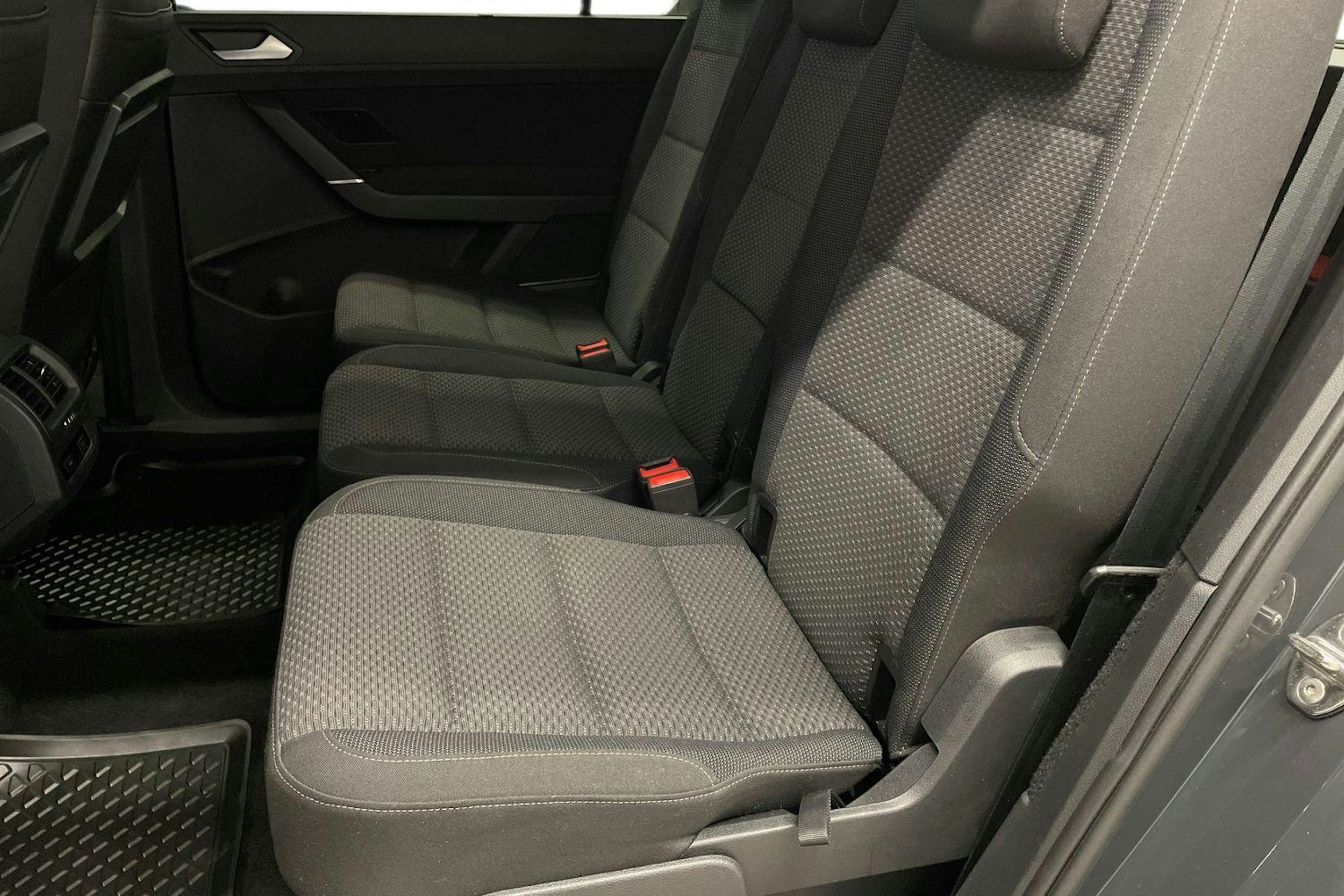 harmaa Volkswagen Touran 2022 kuva 10.