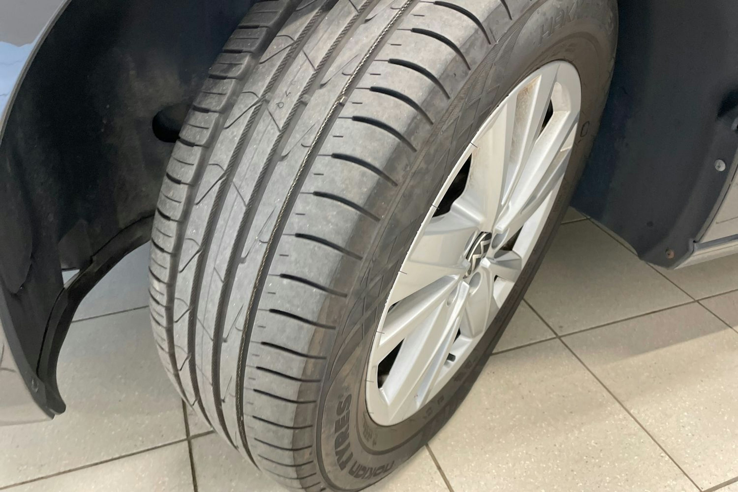 harmaa Volkswagen Touran 2022 kuva 13.