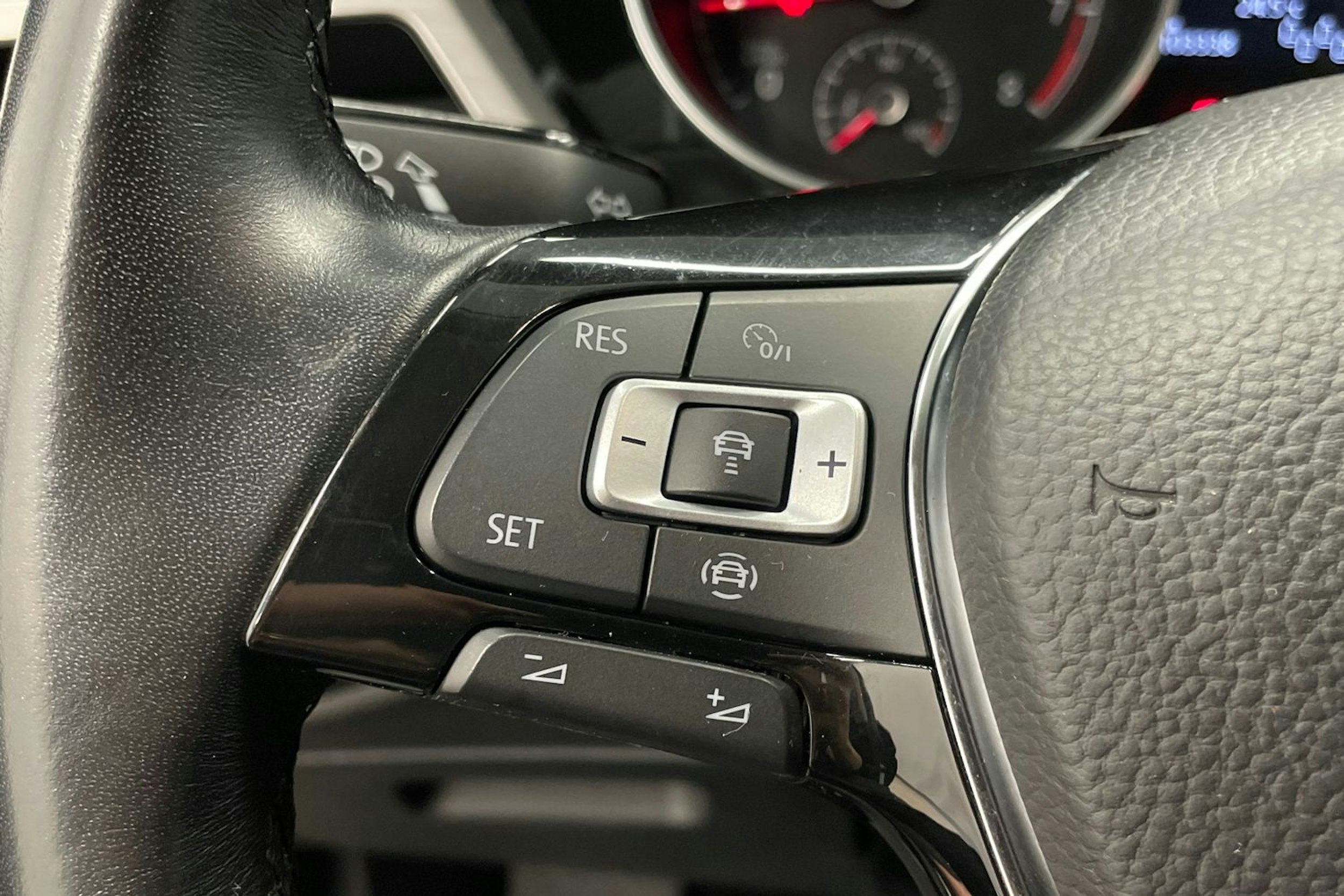 harmaa Volkswagen Touran 2022 kuva 16.