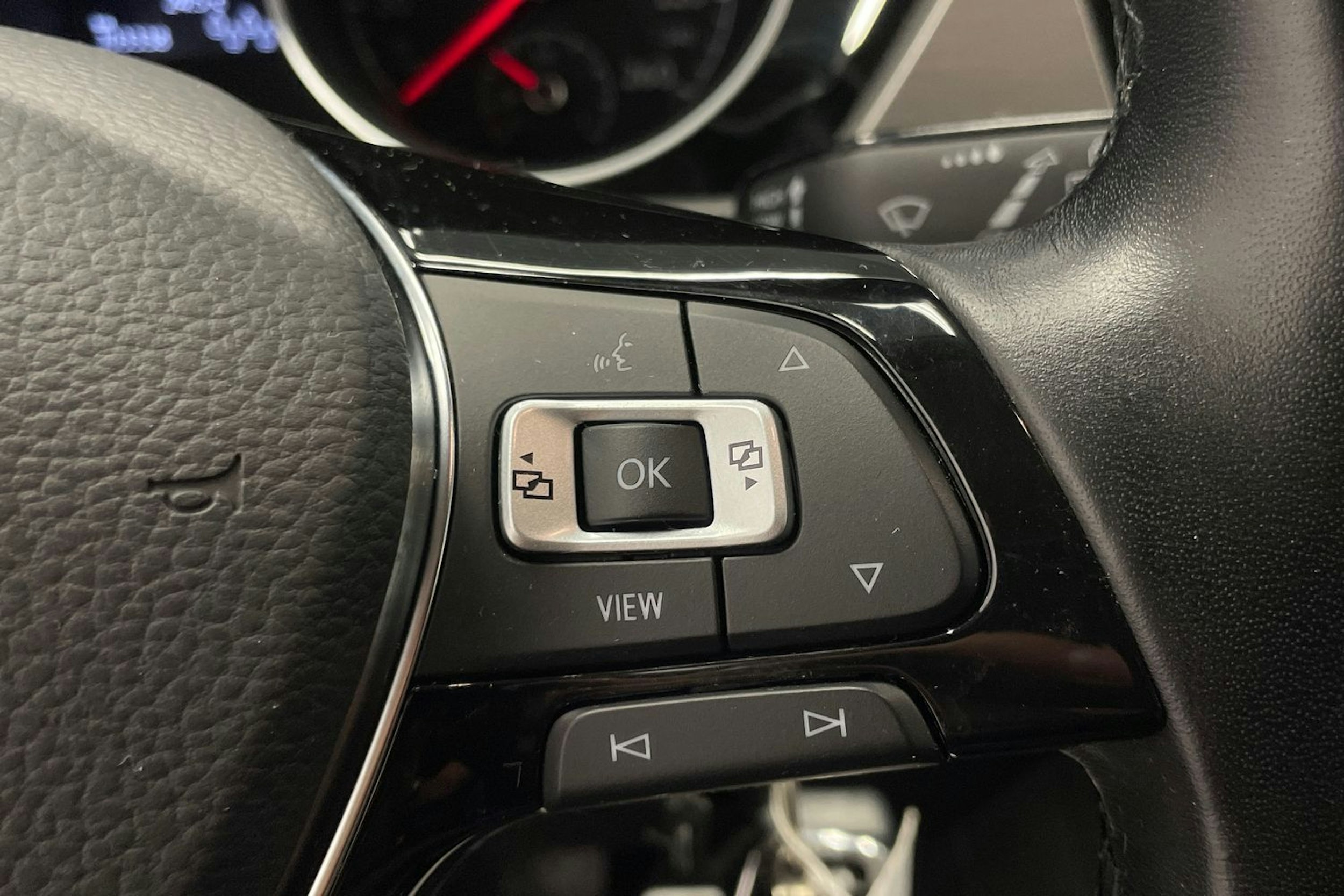 harmaa Volkswagen Touran 2022 kuva 17.